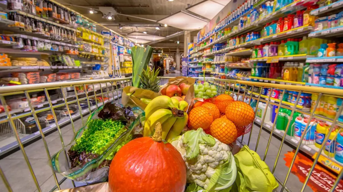 Produtos alimentares no carrinho de compras